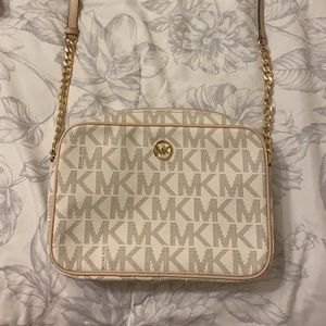 Micheal kors cross body bag